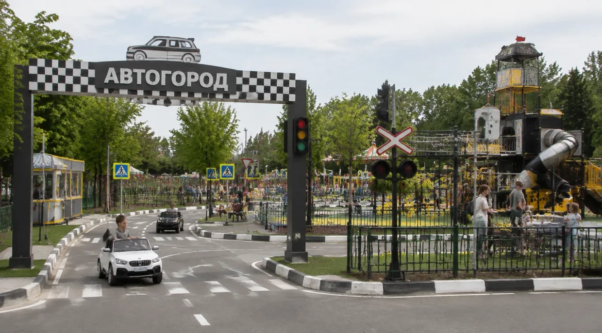 Игровая крепость парка «Автогород»: зоны парка в единой автомобильной стилистике