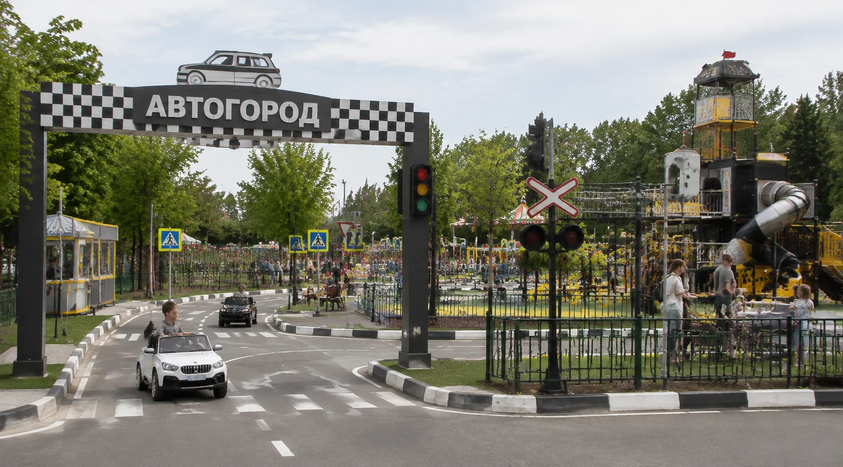 Все зоны парка – крытая игровая крепость с гоночным декором, уличные аттракционы на заказ, дорожные покрытия и арт-объекты – выполнены в единой автомо Автогород – тематический семейный парк развлечений. Все зоны парка – крытая игровая крепость с гоночным декором, уличные аттракционы на заказ, дорожные покрытия и арт-объекты – выполнены в единой автомобильной стилистике.