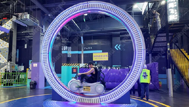 Велосипед 360 градусов Аттракцион Велосипед 360° рассчитан на посетителей от 6 лет и площадки от 60 м². Конструкция включает велосипедный механизм, вр Велосипед 360 градусов Аттракцион Велосипед 360° рассчитан на посетителей от 6 лет и площадки от 60 м². Конструкция включает велосипедный механизм, вращение на 360°, защи