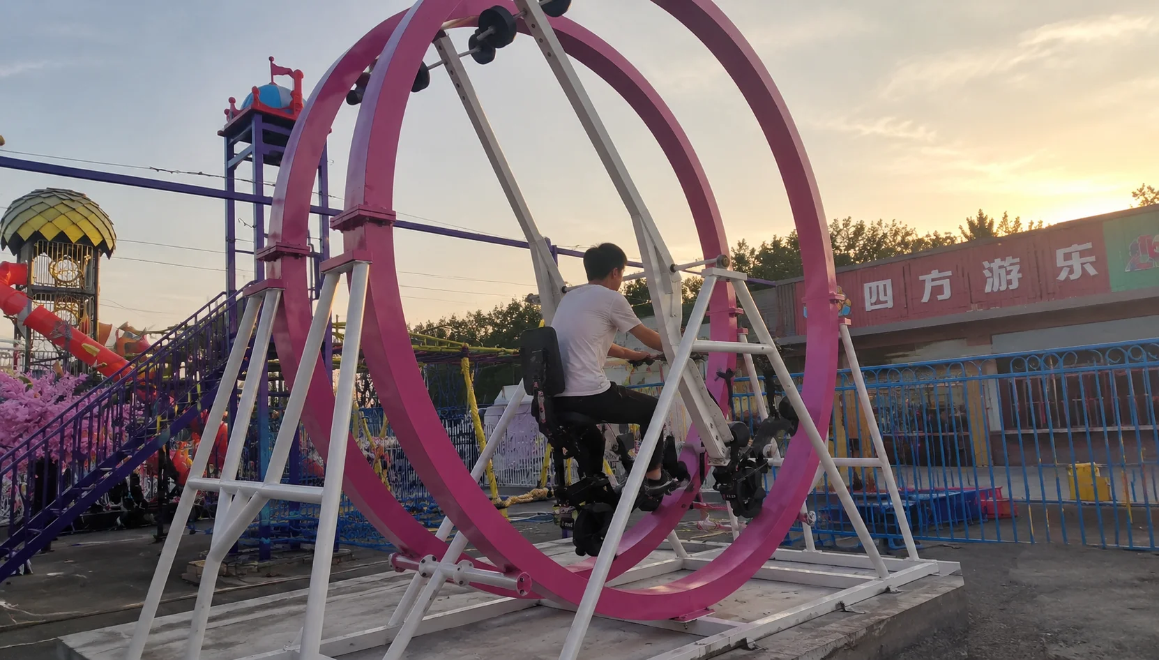 Велосипед 360 градусов Аттракцион Велосипед 360° рассчитан на посетителей от 6 лет и площадки от 60 м². Конструкция включает велосипедный механизм, вр Велосипед 360 градусов Аттракцион Велосипед 360° рассчитан на посетителей от 6 лет и площадки от 60 м². Конструкция включает велосипедный механизм, вращение на 360°, защи