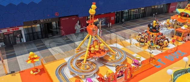 Тематическая зона аттракционов LTDUCK с желтой уткой, детскими каруселями и игровыми развлечениями возле торгового центра