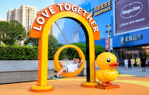 Тематическая игровая зона LTDUCK с желтой уткой для торговых центров и семейных парков развлечений Уличная игровая зона LTDUCK с желтой уткой и подвесным игровым креслом для детских развлекательных площадок